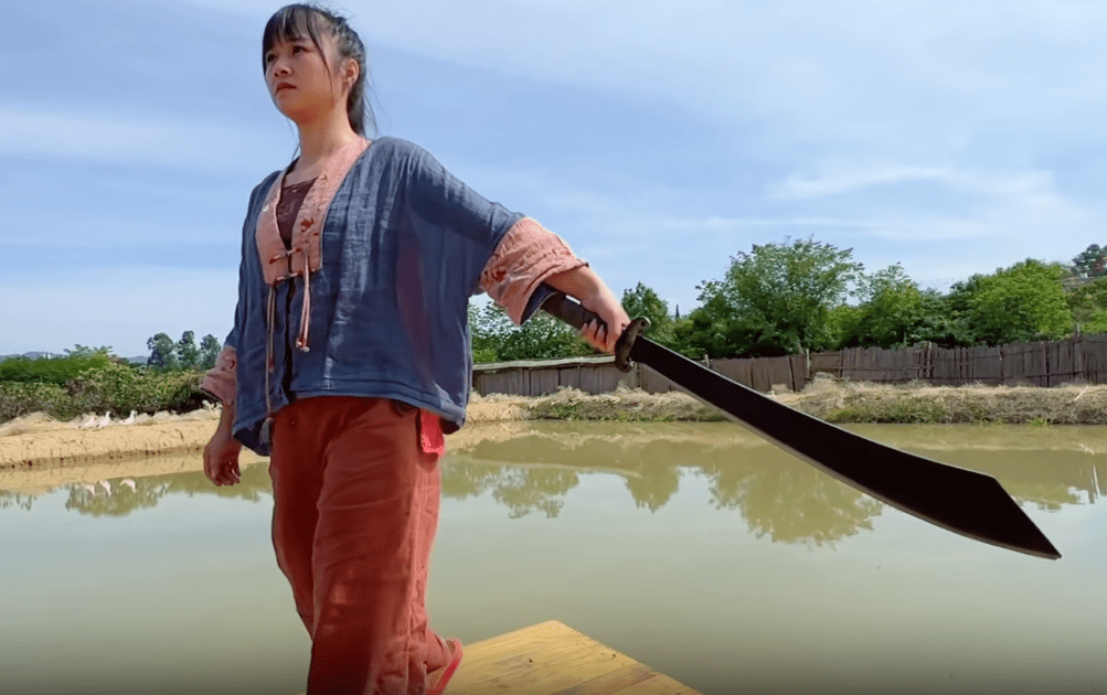 原创心怀功夫梦少女演绎大刀绝活动作行云流水却生活所迫去当替身