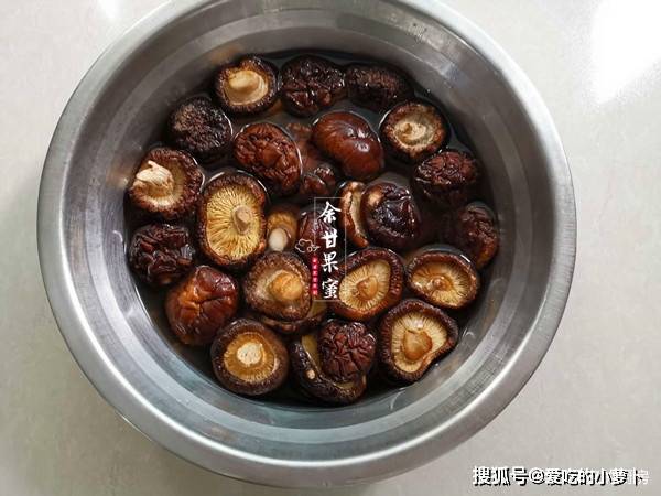 第4步:幹香菇用溫水泡發,香菇泡發在兩小時左右,可提前泡發,清洗時順