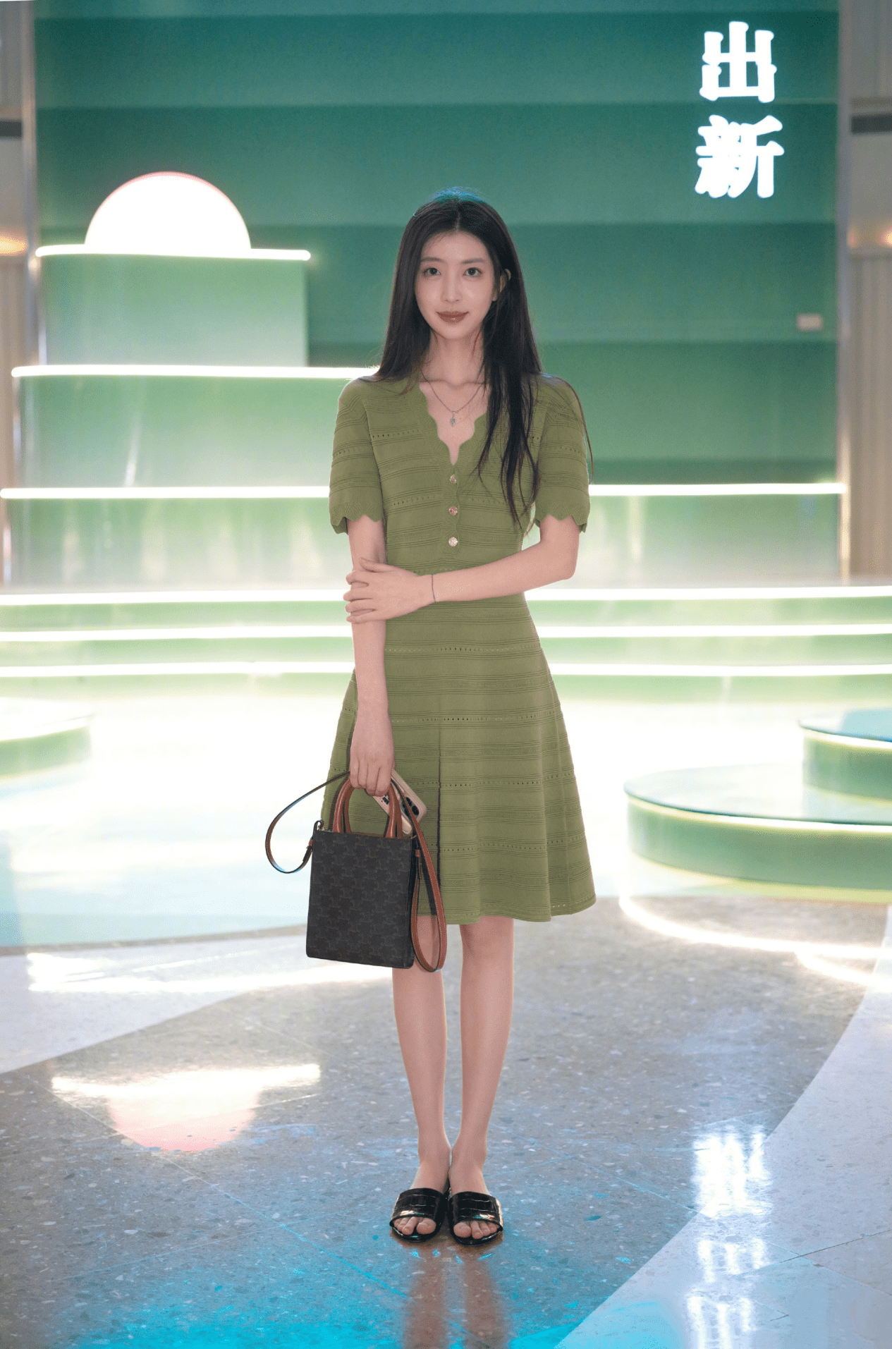 原创还是杭州美女街拍接地气普通的基础款穿出高级气质值得借鉴