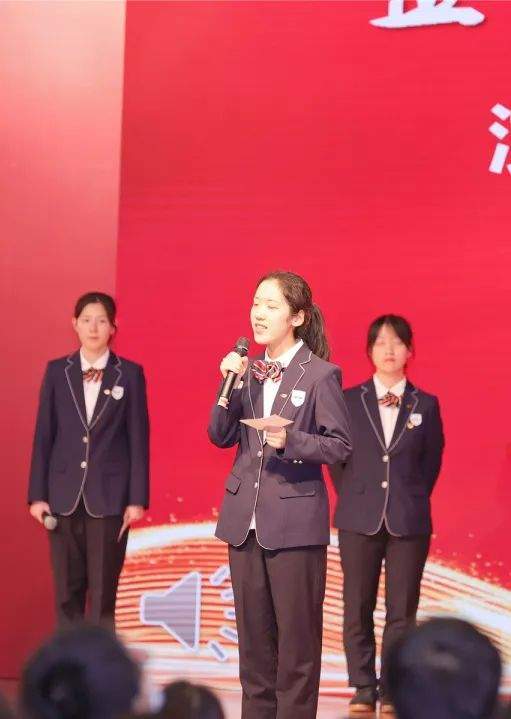 一中金色的校徽78第一次在西装校服的下面配上了锃亮的黑皮鞋78