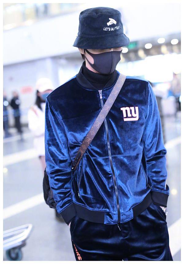 原创总算穿对衣服了阿云嘎一身运动装简约帅气身材比例堪比模特