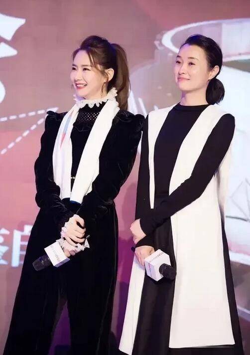 戚薇和吴越同穿黑白配一个时髦一个老气相差13岁却像两辈人
