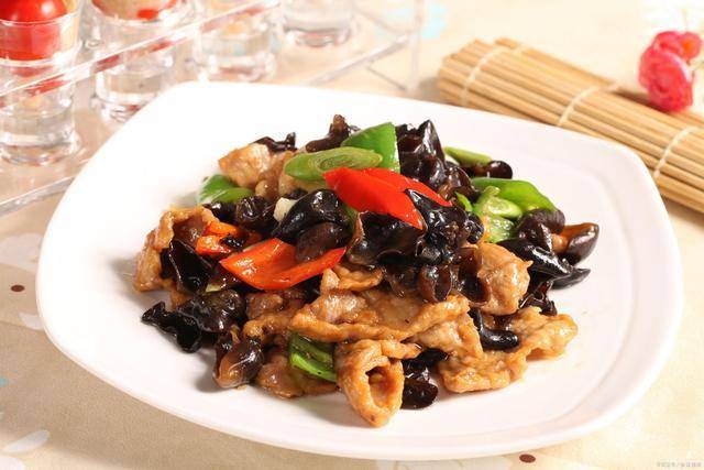 今天做的这道木耳炒肉,和直接炒不同,肉片先腌制,口感软嫩多汁_洋葱