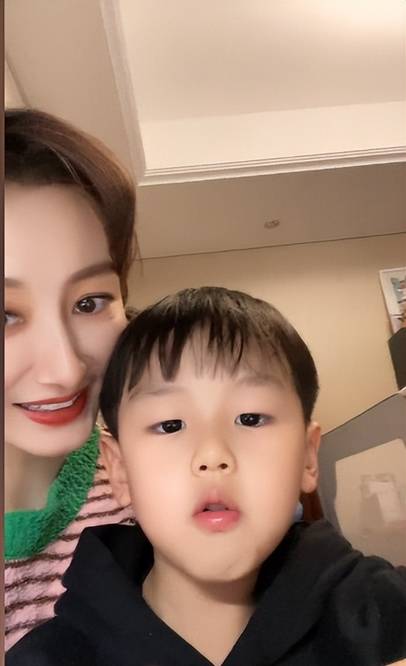 原创郭晓敏母亲节狂炫娃哥哥霸道直言我养你弟弟豪气说要买别墅