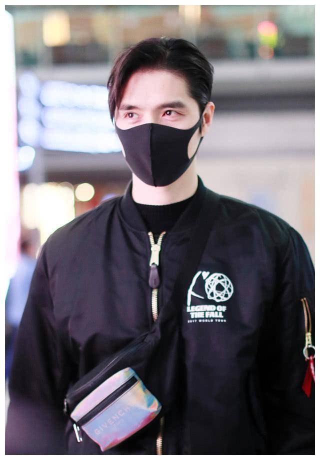 原创阿云嘎一身黑装走机场老的太快似费翔身材也变宽太多