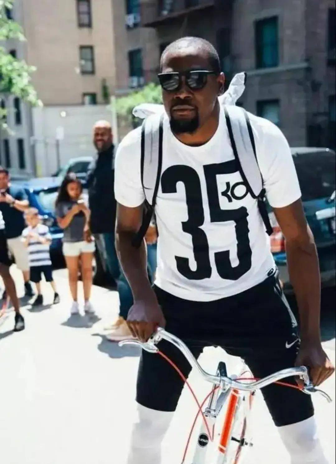 nba潮流人物:库里居榜首!