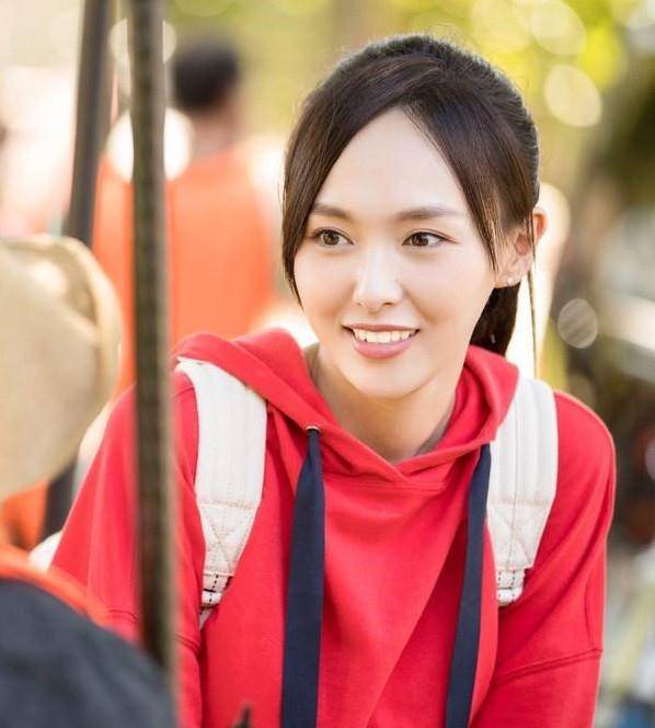 镜头前唐嫣少女感十足,演学生毫不违和,谁能看出她是83年的?