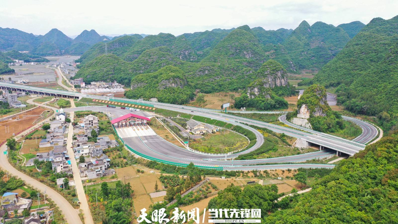 贵州兴义：高速公路穿越崇山峻岭景如画