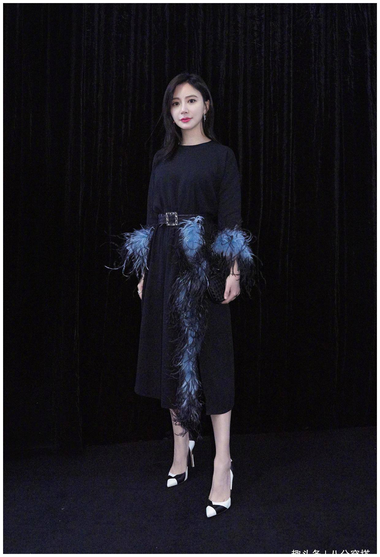 熊乃瑾穿搭一点不含糊大衣下面穿条丝袜就出门美得性感高级