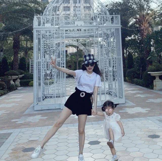 原创郭富城娇妻方媛晒童年照颜值从小美到大网友难怪女儿很漂亮