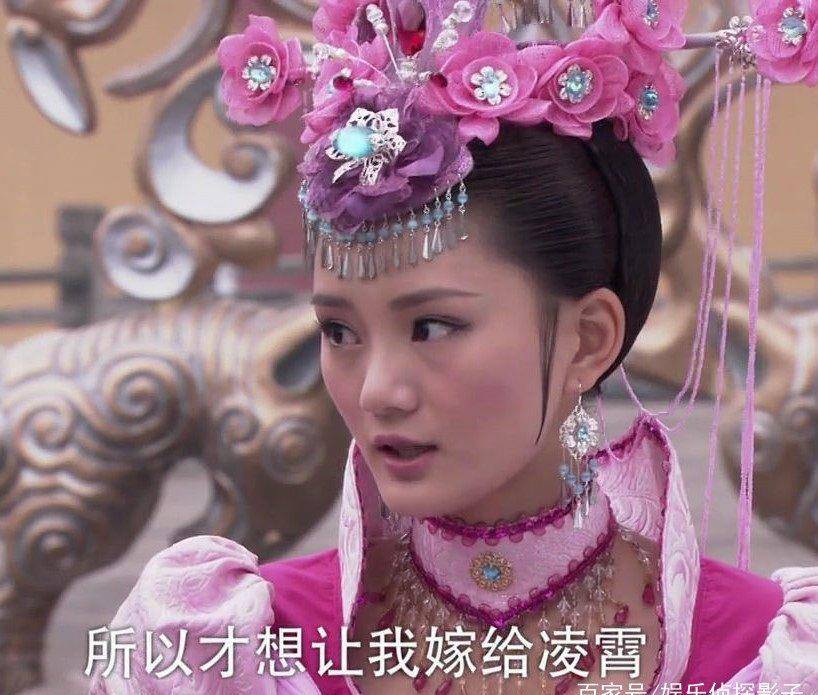 《薛平贵与王宝钏》中馨子扮演代战公主,穿着一身粉红公主裙,头戴粉红