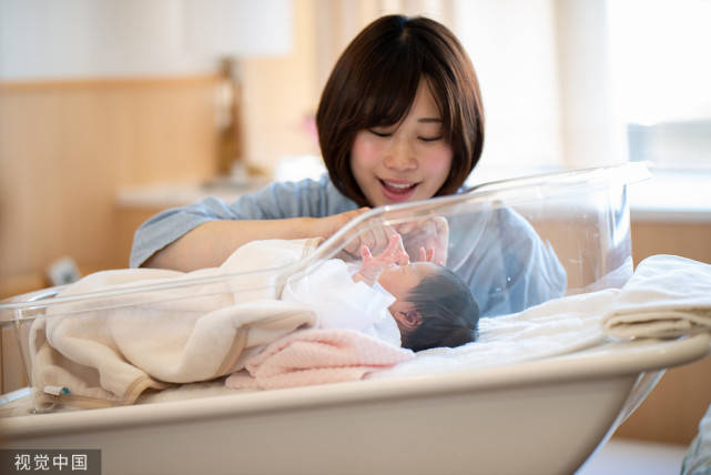 新生儿黄疸是怎么回事要暂停母乳喂养吗