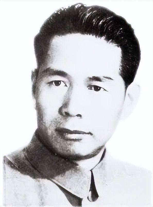 为了生计,高崇岳从小跟随父亲在东北长大,懂事后的所见所感,让他对国