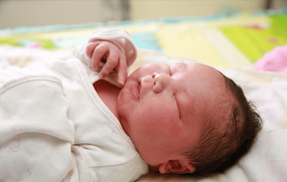 新生儿自带7种条件反射,半岁时若没消失,提示孩子大脑有问题