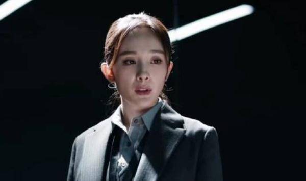 原创暴风眼中杨幂饰演的安静用了什么破解法撬开了间谍的嘴