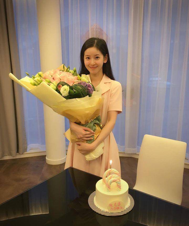 原创刘强东娇妻章泽天旧照曝光身穿白色t恤十分清纯初恋脸很治愈