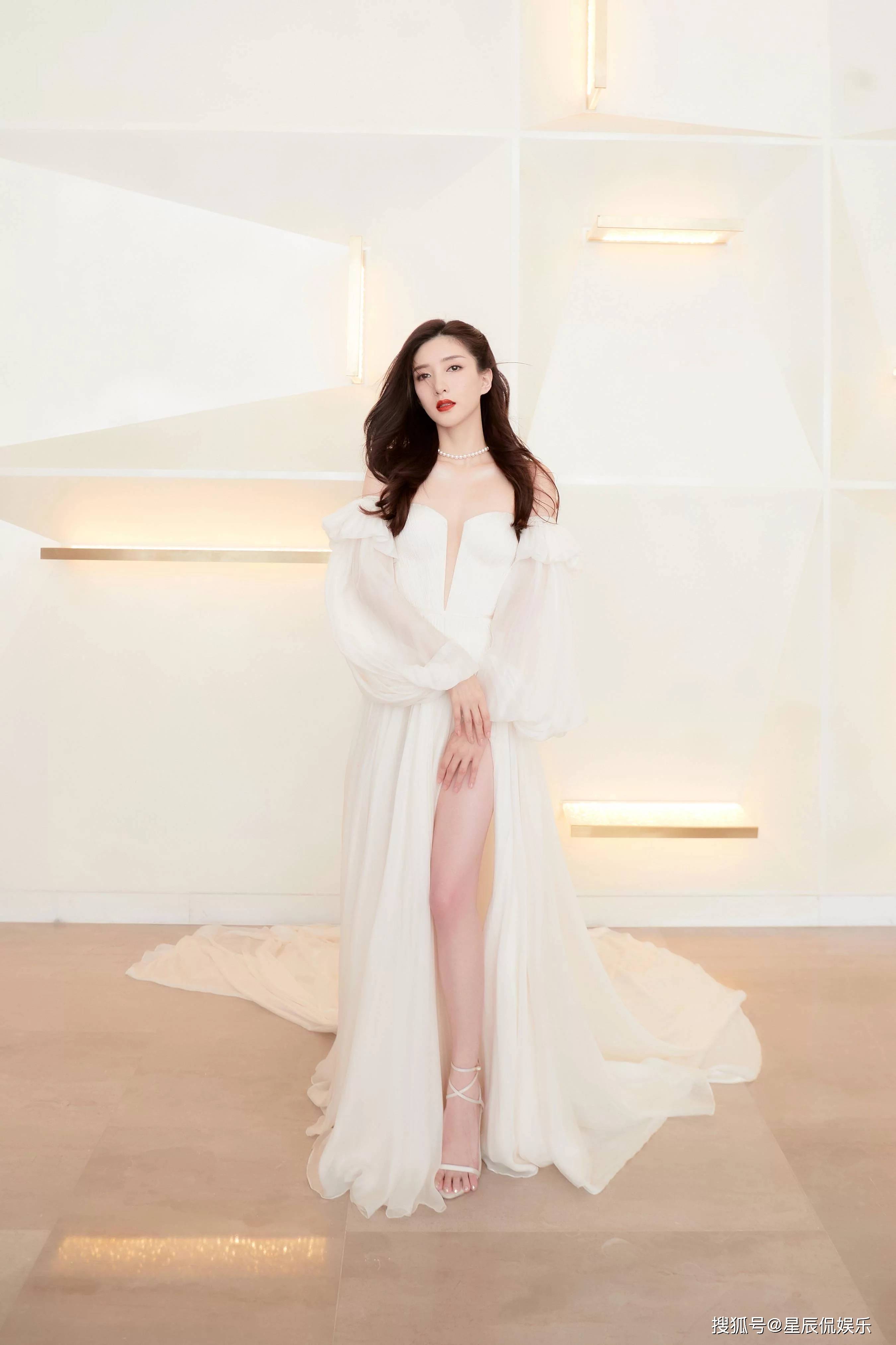 江疏影白月光纱裙亮相深v礼服惹人羡慕秀气质更要秀美腿