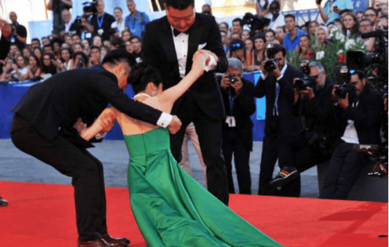 走红毯最尴尬的女明星李菲儿衣服坠落无人提醒宁静摔跤后大笑