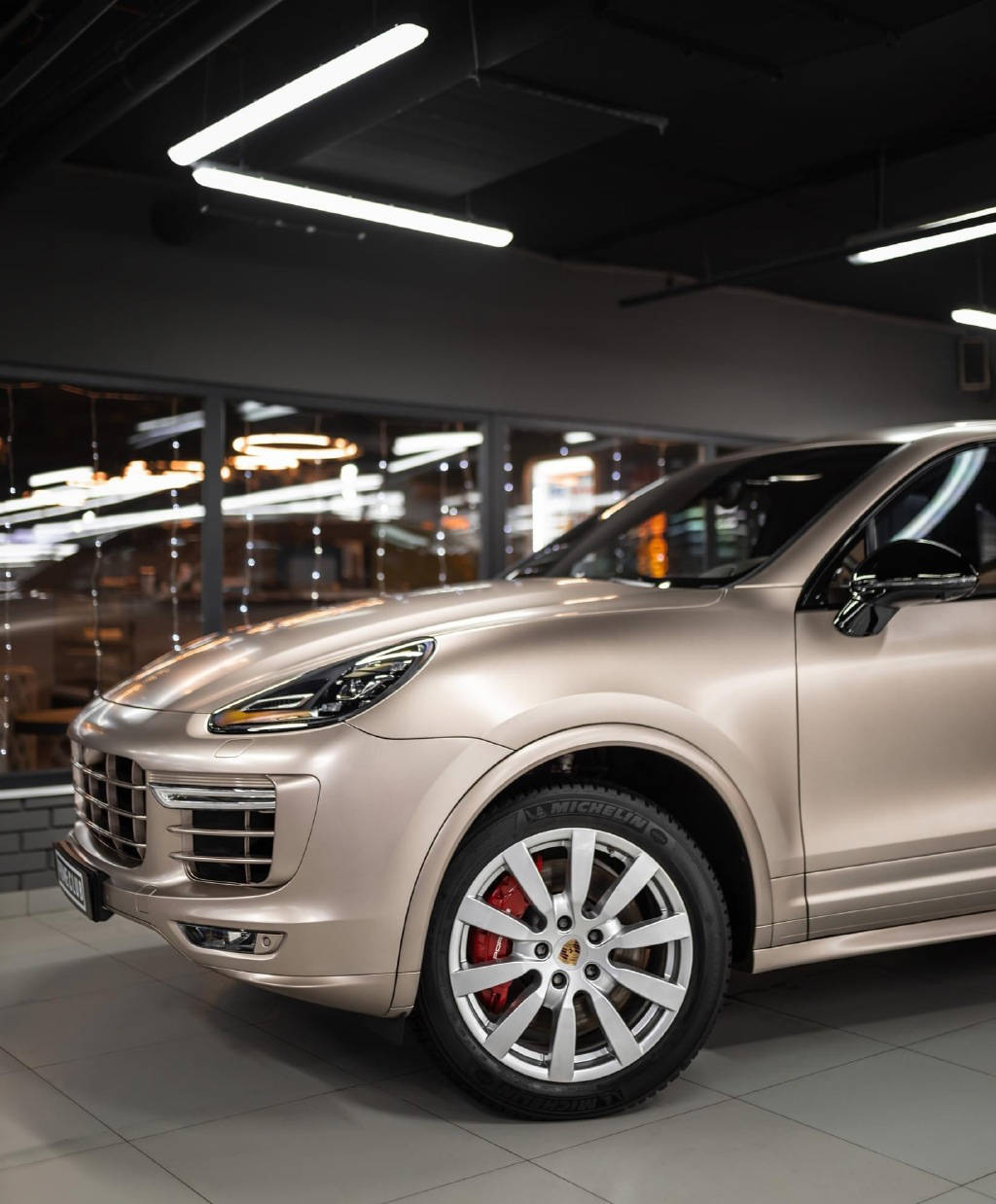 而且新款的保时捷卡宴还首次增加了全新样式的土豪金色车身漆面让整车