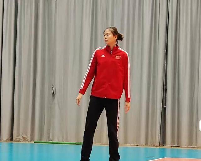 原创龚翔宇的发球照出炉大长腿惹人羡将迎来陈佩妍缪伊雯的挑战