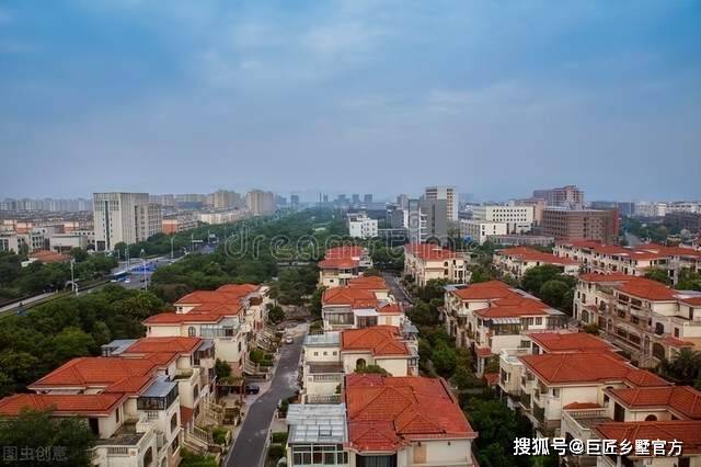 进而进行保温层,保护层的处理,等这些方面都施工完毕,进行西瓦铺贴