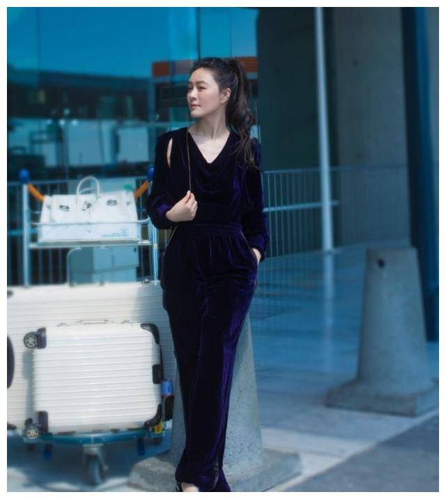 田海蓉44岁不显老,穿芭比粉滑雪套装嫩出水,说18岁我都信_粉红色_颜色