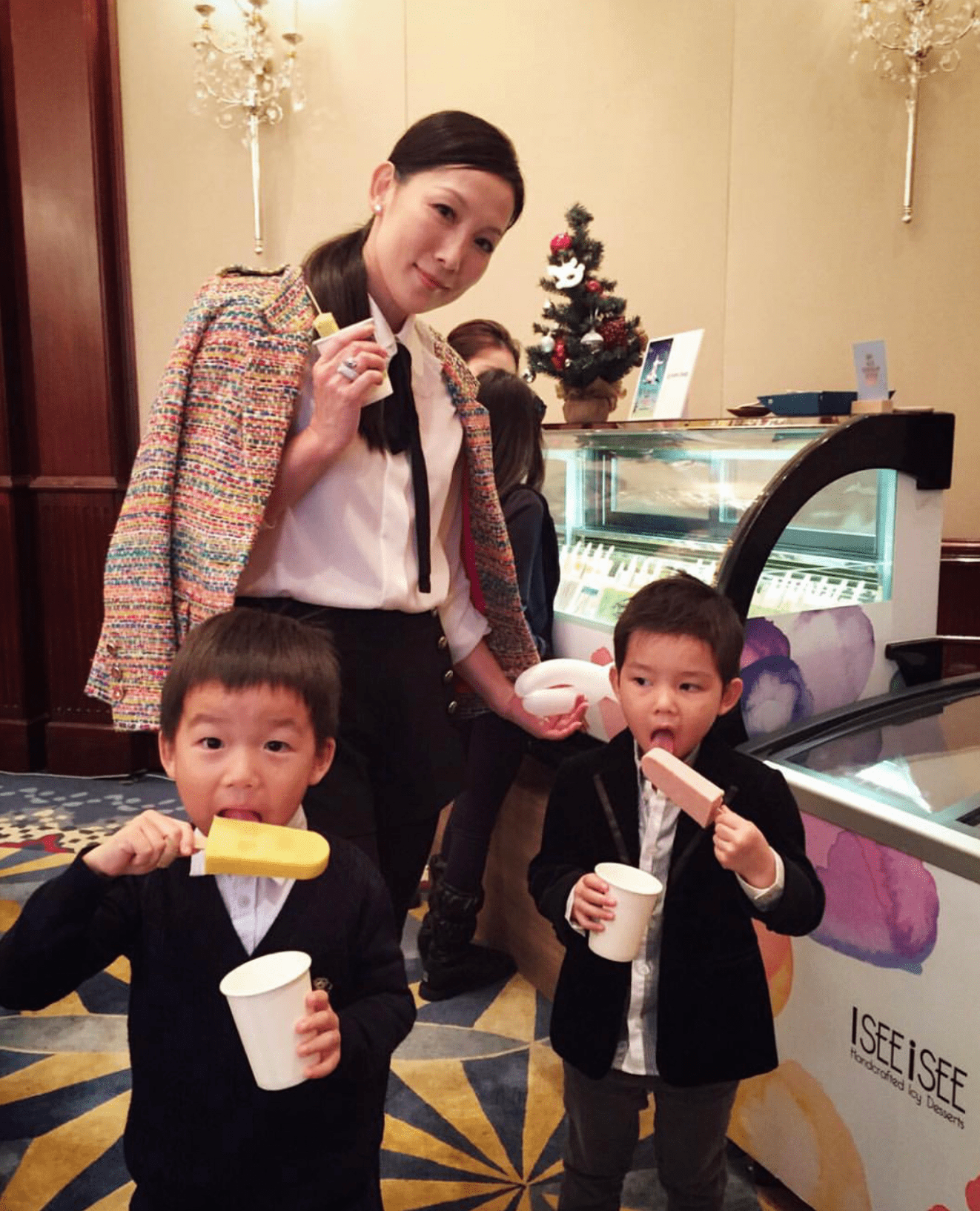 美珩携女逛街罕露脸,打扮休闲难掩气质,15岁女儿身材高挑_媒体_王华麟