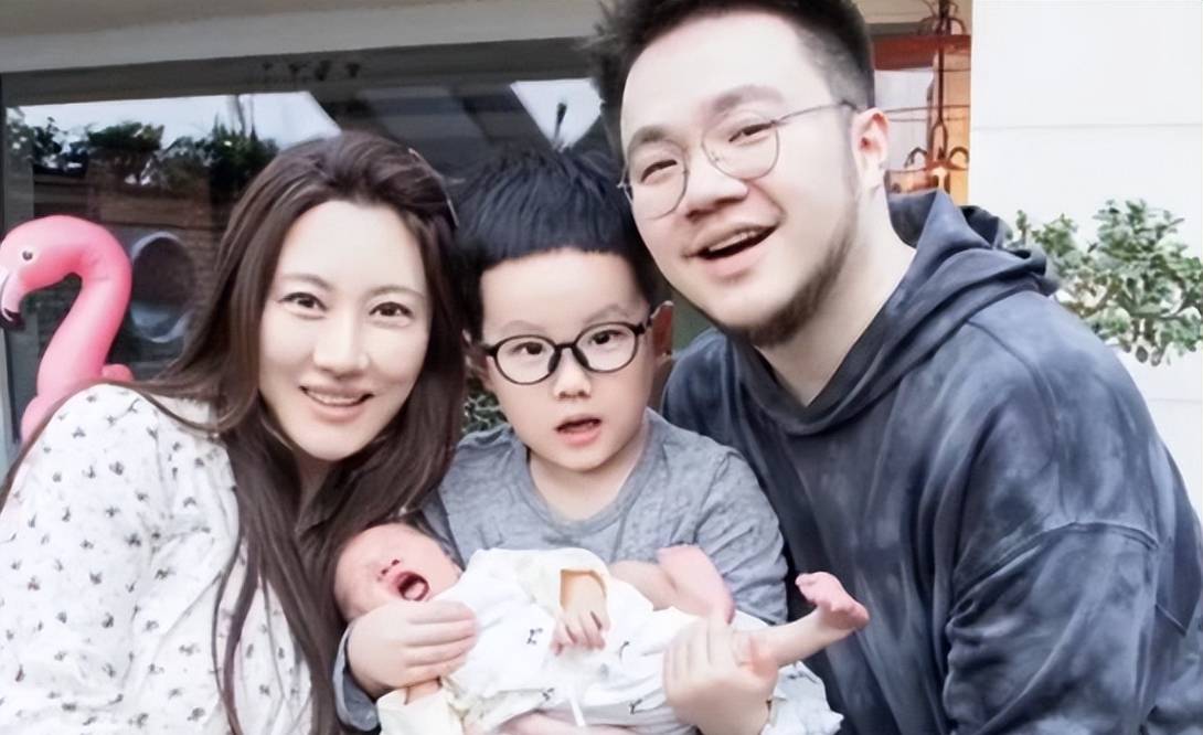 原创巴图老婆博谷出月子宋丹丹现身月子会所怀抱孙子笑得合不拢嘴