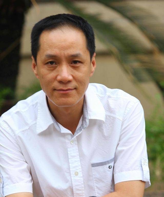 冯远征近照爆出引网友担忧,官方号报道被指是诅咒,网友被激怒了_脸色