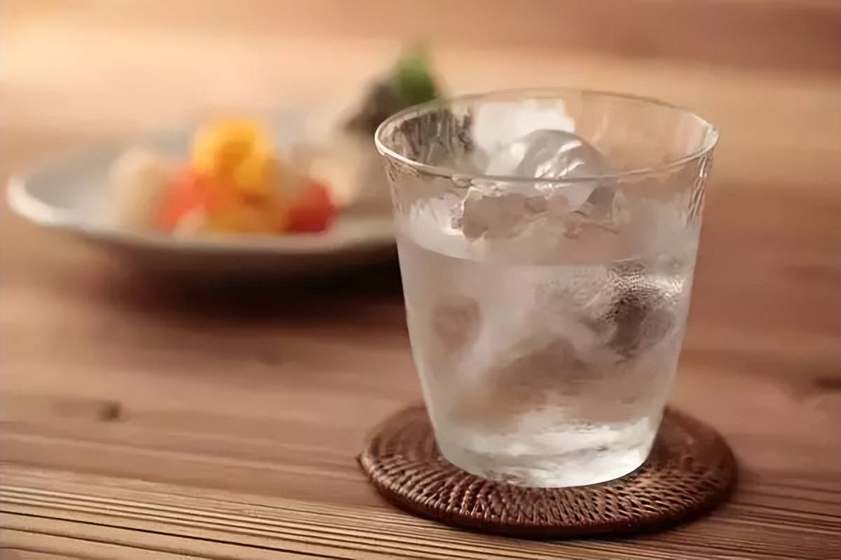 冰镇啤酒喝多了那么白酒能不能冰着喝呢