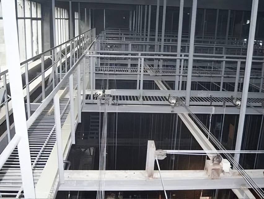 具体选用哪一种结构比较好定;葡萄架从栅顶要求分为满铺式和马道式