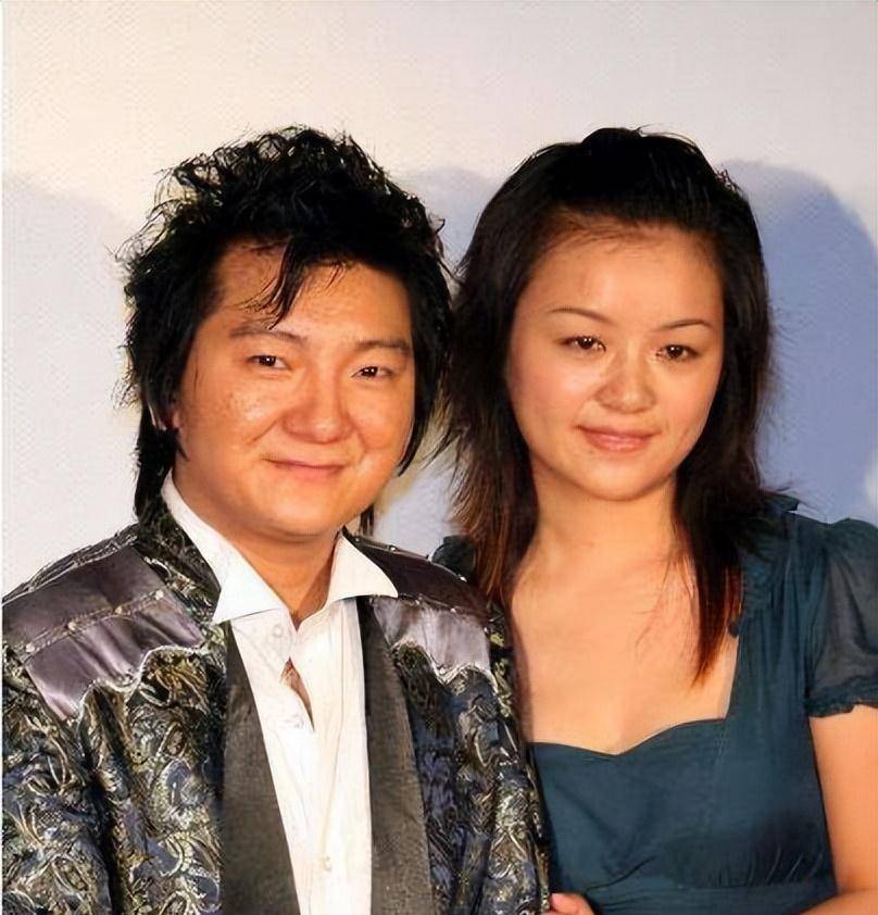 虽然没有见过面,但是吴红文一下子就喜欢上了杨臣刚的歌声,有事没事就