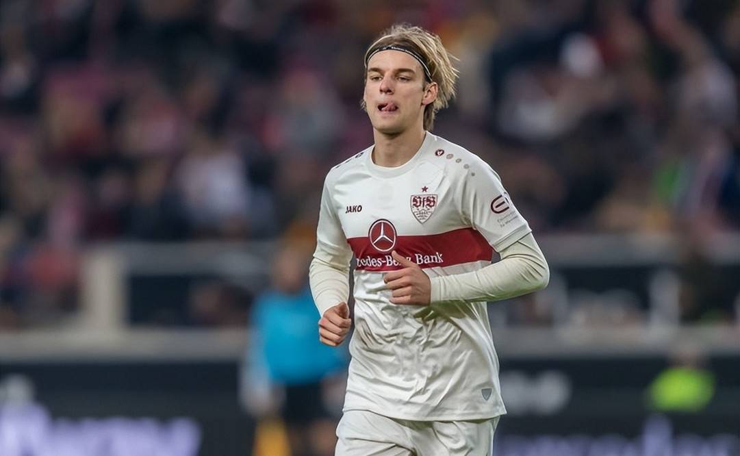 曼联新任主帅滕哈格希望签下斯图加特左后卫索萨!