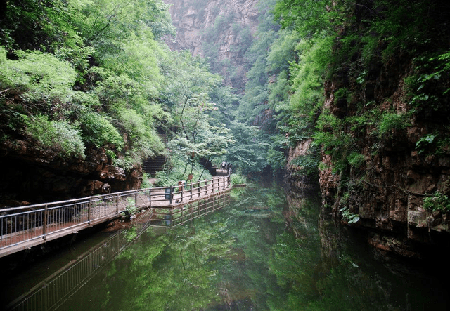 北京平谷京東大峽谷峽谷幽深溶洞奇特號稱是京東小九寨