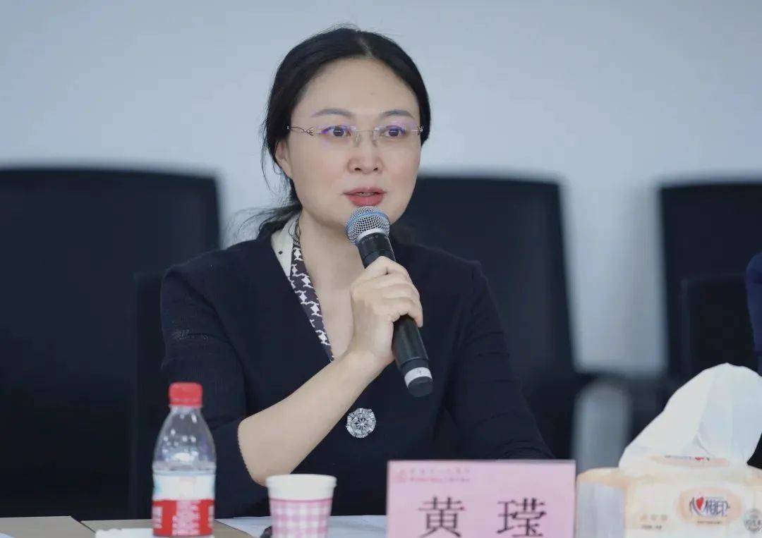 在交流座谈会上,重庆市人民医院党委书记黄莹对重庆大学领导一行的到