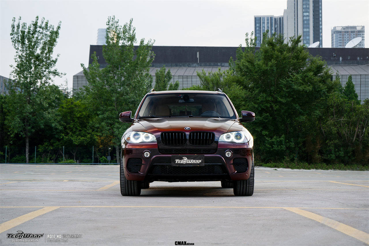 车老人不老宝马x5贴秃鹰改色膜黑魅红仍然是把屠龙宝刀