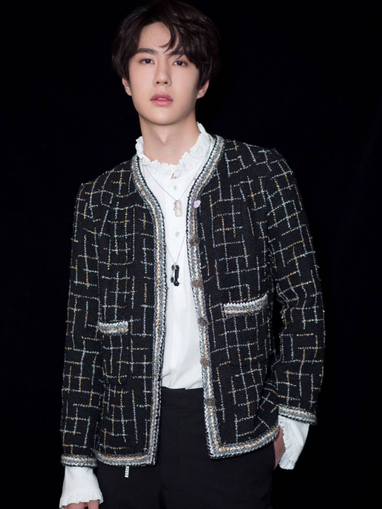 gd权志龙和王一博,穿粗花呢外套帅气又精致,男明星也爱小香风?