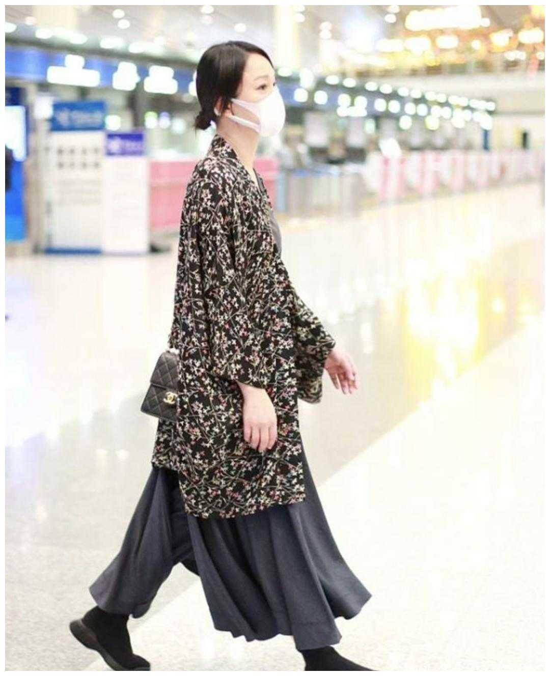 原创周迅真是小个子穿搭模板碎花外套配黑色t恤简约大气休闲随性