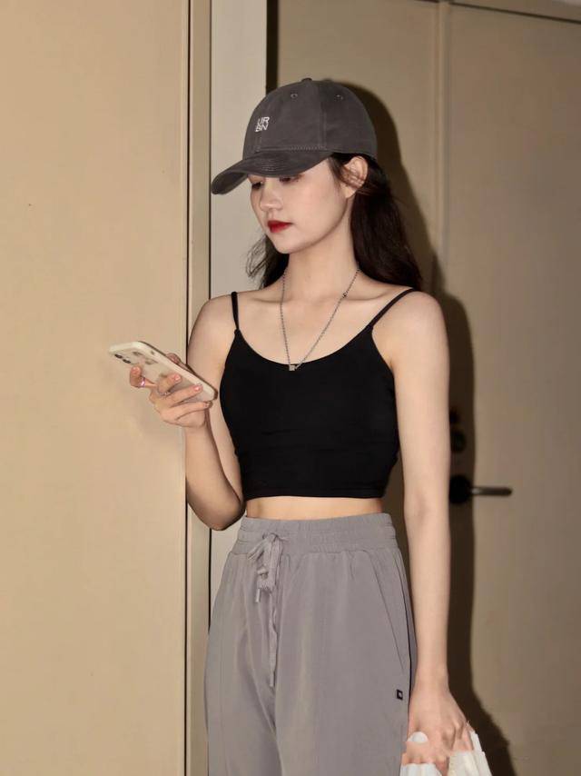 爱游戏中国官方网站夏天要做个甜辣小仙女！吊带衫必不可少性感美艳又少女感爆棚(图8)