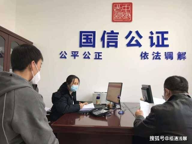 老人去世后，银行存款该怎么领取，需要做公证吗？公证费由谁出？