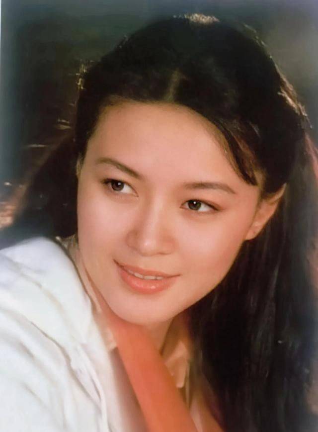 原创演员方舒离婚后单独抚育两个女儿19年和普通百姓没两样