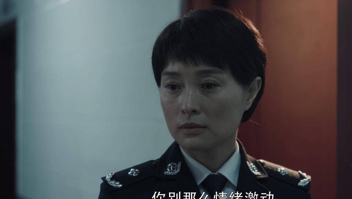 令人头疼的是,都追到12集了,难以辨别吴越演的贺局长,到底是好人还是