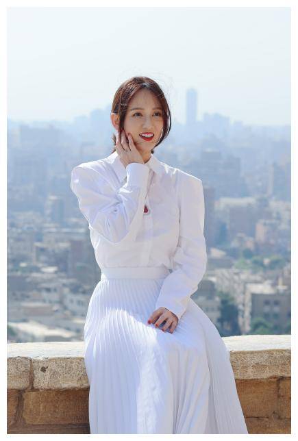 原创陈乔恩把童颜发挥到极致丸子头鹅黄大衣说她40岁真不信