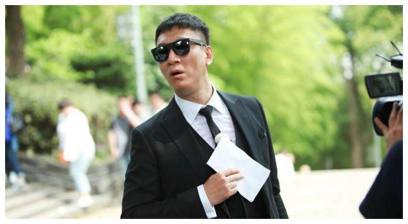 49岁孙红雷走机场,亮黄卫衣搭白色羽绒服,"颜王"出街帅气十足