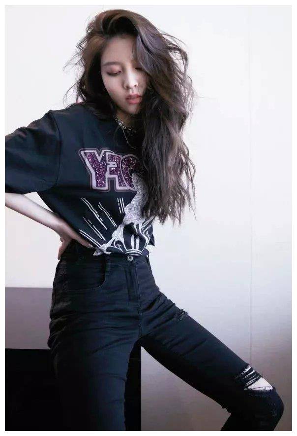 原创这是宋妍霏最野的裤子破洞位置一般人猜不到但巨显腿长