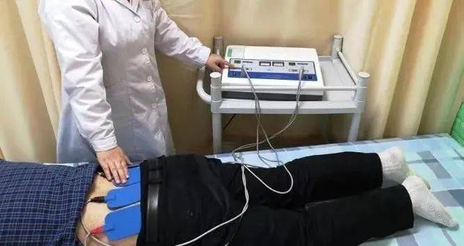 医生给老王使用了拔火罐,针灸,电疗,推拿理疗,牵引及手工按摩等一系列