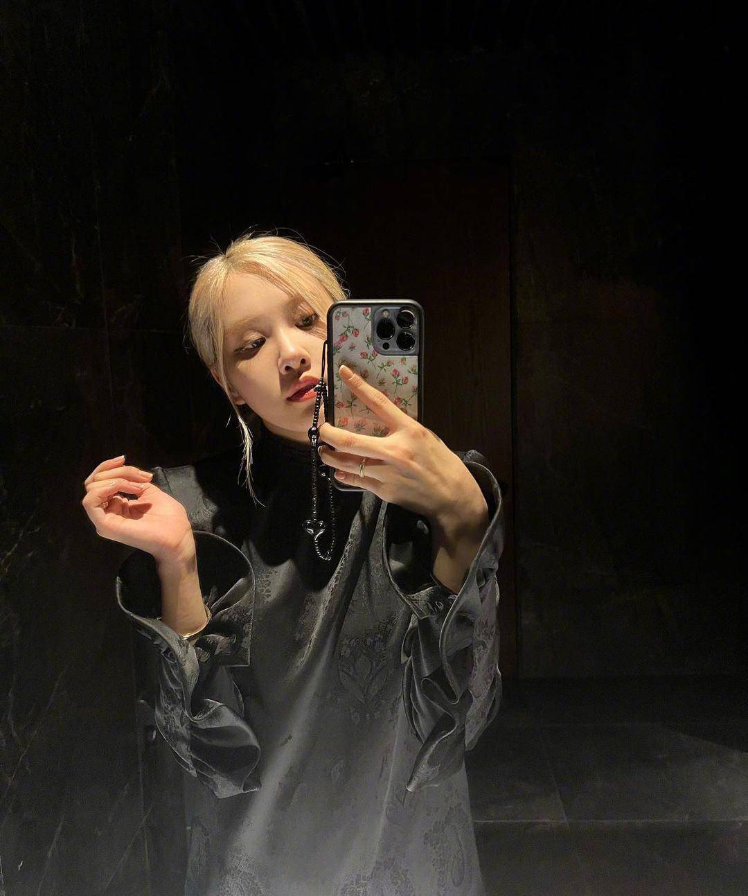 rosé朴彩英晒性感自拍,公主裙也能秀白皙漫画腿_时尚_人间_造型