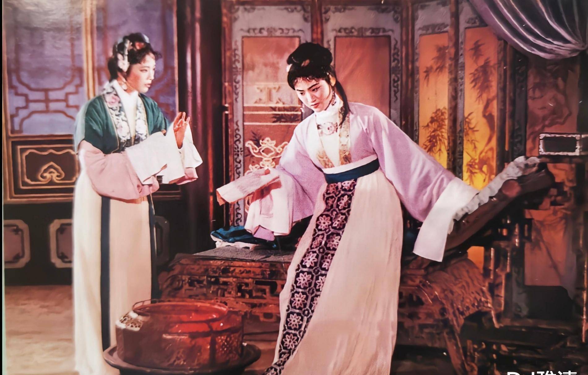 王文娟在越剧《红楼梦》中表演"黛玉焚稿"的剧照.