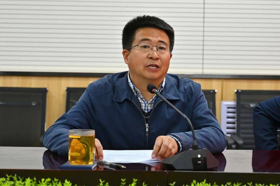 做好后勤答卷人忻州实验中学综合服务部召开部门月例会