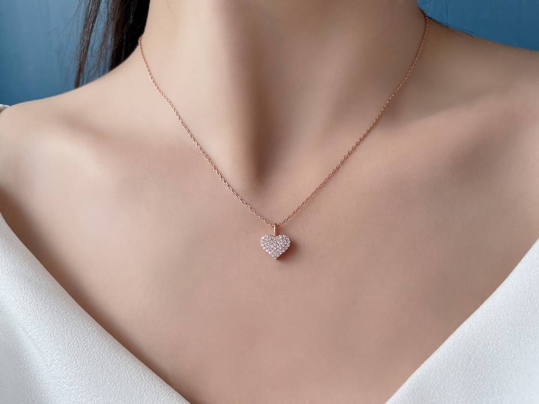 从耳朵往下看,就是女人更加吸引人的天鹅颈了,所以